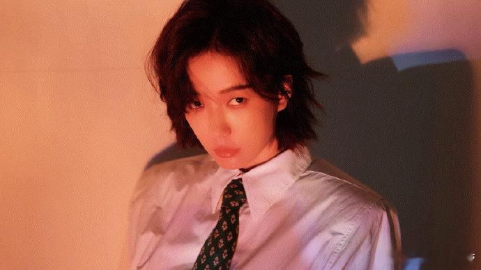 想看王珞丹演阴湿恶女王珞丹的冷感气质太绝了！新杂志图中光影交错下的利落穿搭，直