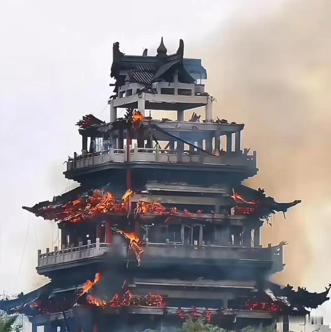11月12日中午，江苏省张家港市凤凰山永庆寺文昌阁发生火灾，大火将木质建筑全部烧