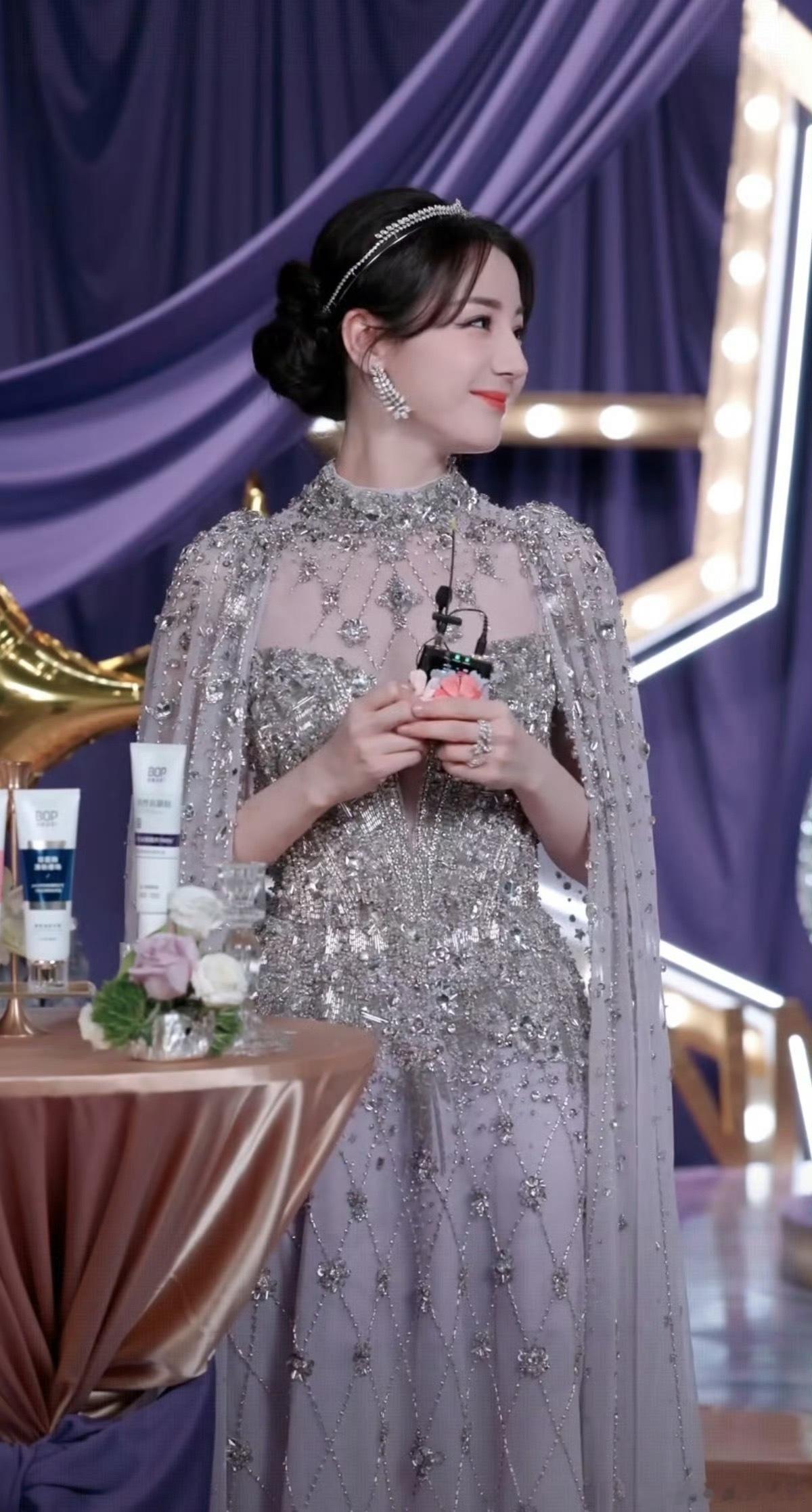 迪丽热巴今日活动直播，身穿高定礼裙，紫色钻石长裙好美啊，完全就是美神降临，状态也