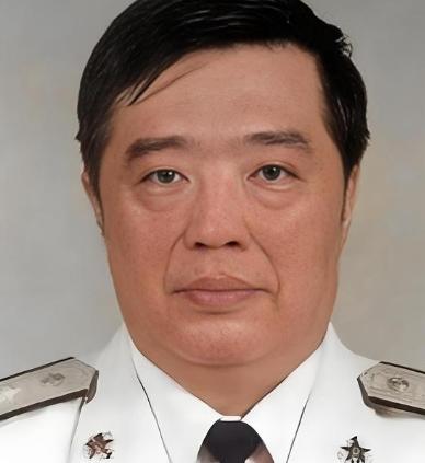 1998年，香港贺龙之子贺鹏飞，看四下没人，闪身冲进一间商人办公室，凑到那人耳边