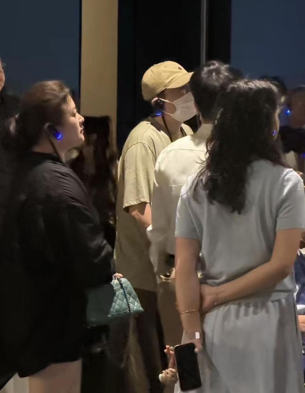 沈腾夫妻俩陪妈妈参观三星堆博物馆。沈腾王琦夫妻俩陪妈妈参观三星堆博物馆，一家人请
