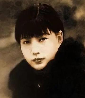1991年，杜月笙的儿子杜维善来到了北京，想收回父亲当年购置的四合院，然而住户却