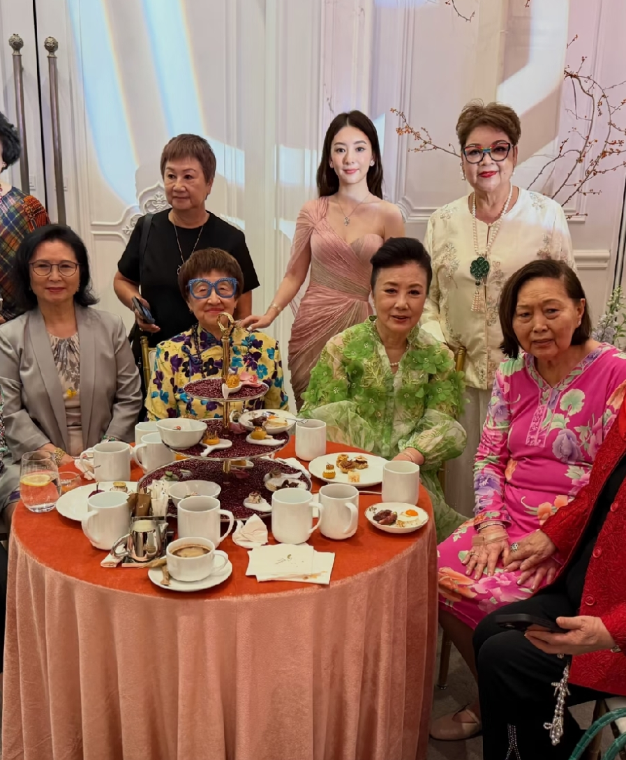 天王嫂方媛出现在奚梦瑶的答谢宴上，确实让人感慨。她是以“郭富城太太”的身份，被邀请进入这个港澳顶级名