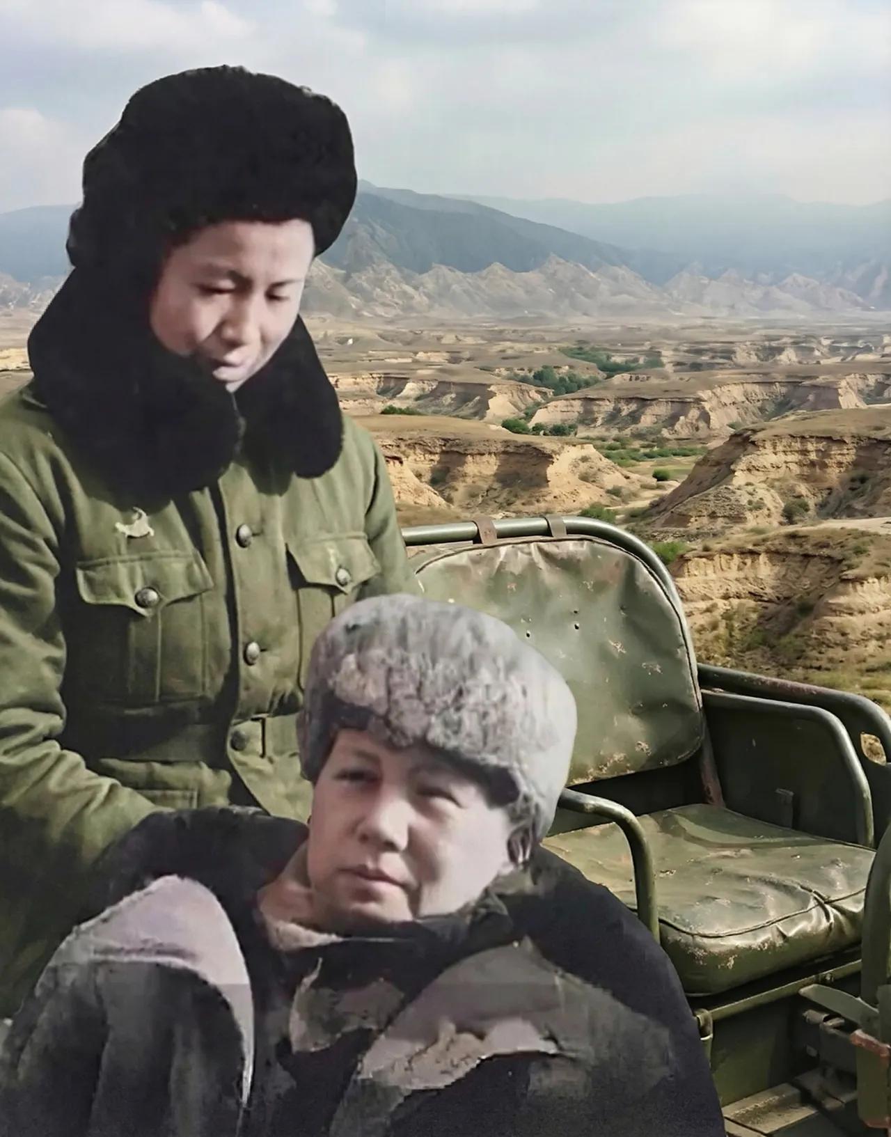 这应该是在延安吧？从周围环境可以看出，这是黄土高坡。毛主席身穿军大衣，戴面帽，