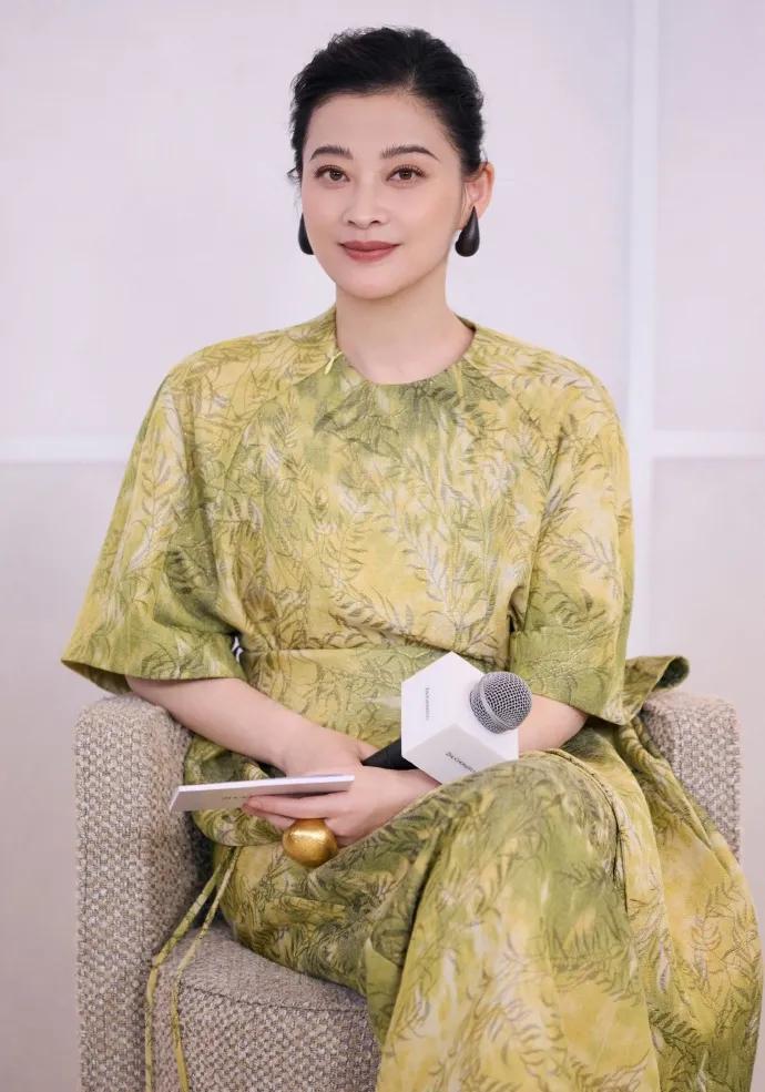 梅婷瘦下来气质直接开挂！绿调印花连衣裙+盘发，优雅贵气又高级！水墨感印花自带东