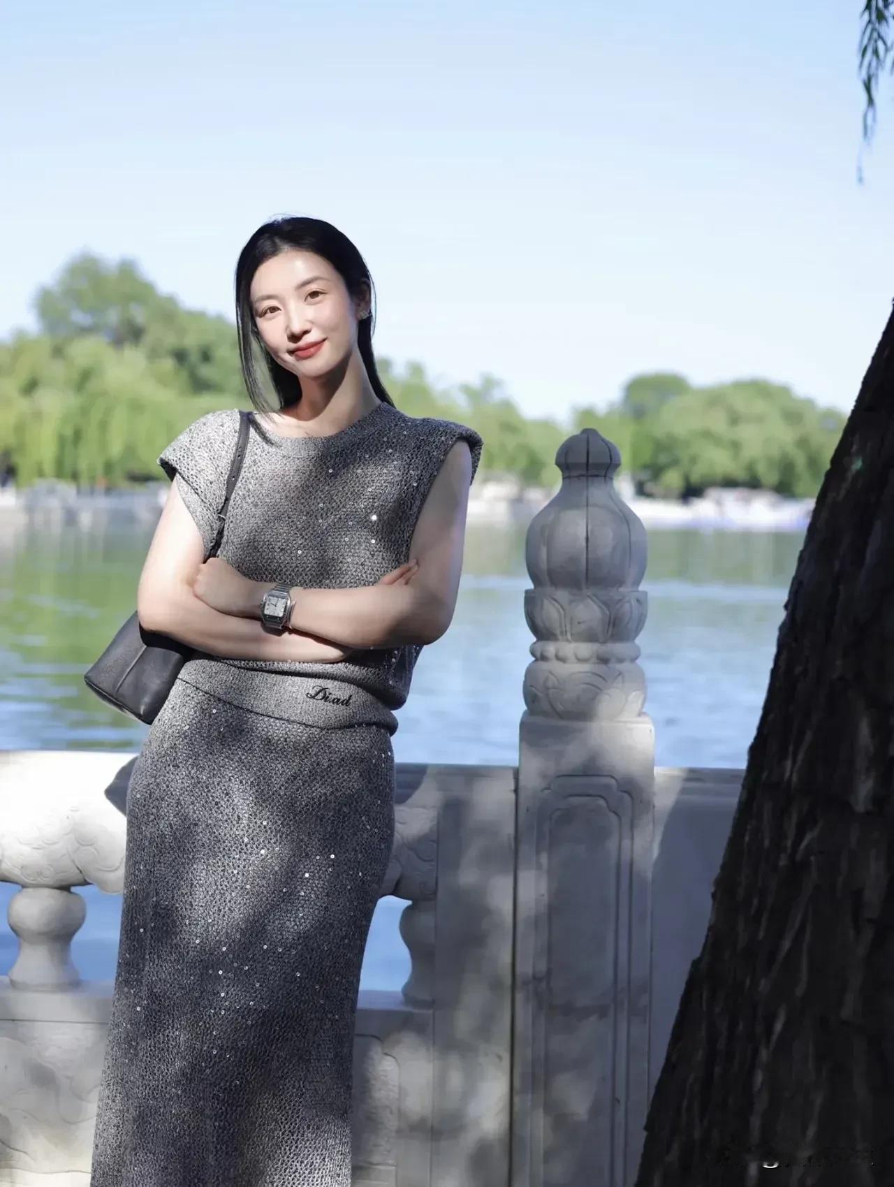 三道堰，这座拥有逾千年历史的西蜀古镇，被誉为“天府水乡”。结合历史文化与现代生活