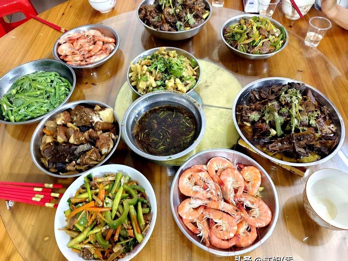 香港来的五个老同事，三年没见，今天终于到我肇庆的家做客。我正掏出手机准备订个好