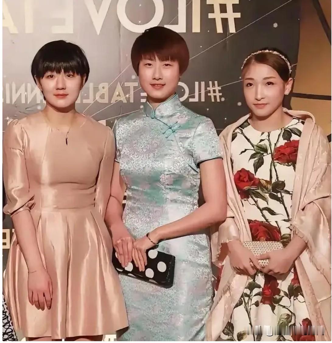 中间的高个大美女，一眼就认出来是丁宁，她身穿旗袍，身材高挑，五官精致。左边这位美