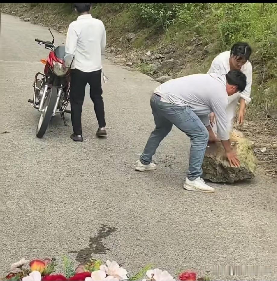 夫妻俩好心搬开挡路石头，方便婚车通行，婚车司机却推倒他们的摩托车，要自己开车走。