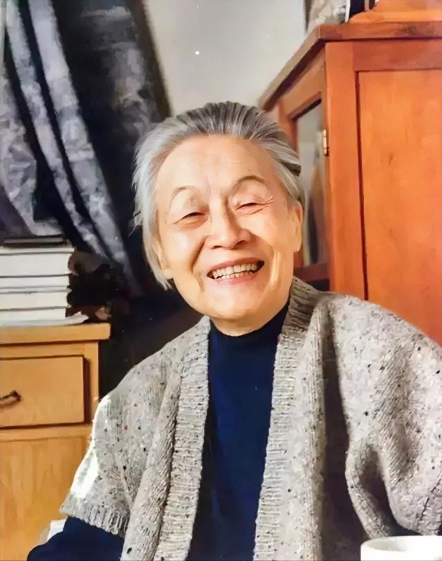 86岁送走女儿，87岁送走丈夫，一个家散了。但这个老太太没有倒下——她一个人，花