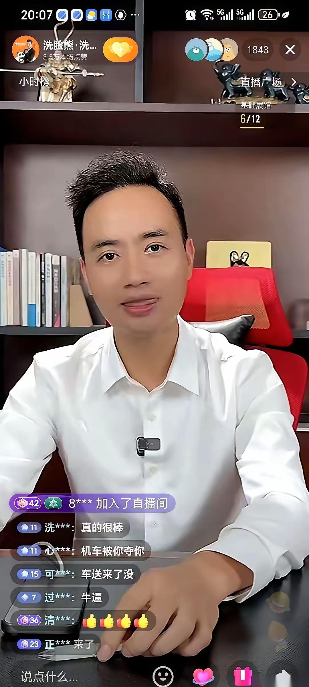 一台冠军机车，一座奖杯，刚拍下来，转手就做了两件怪事。第一件，车。没进私人车库