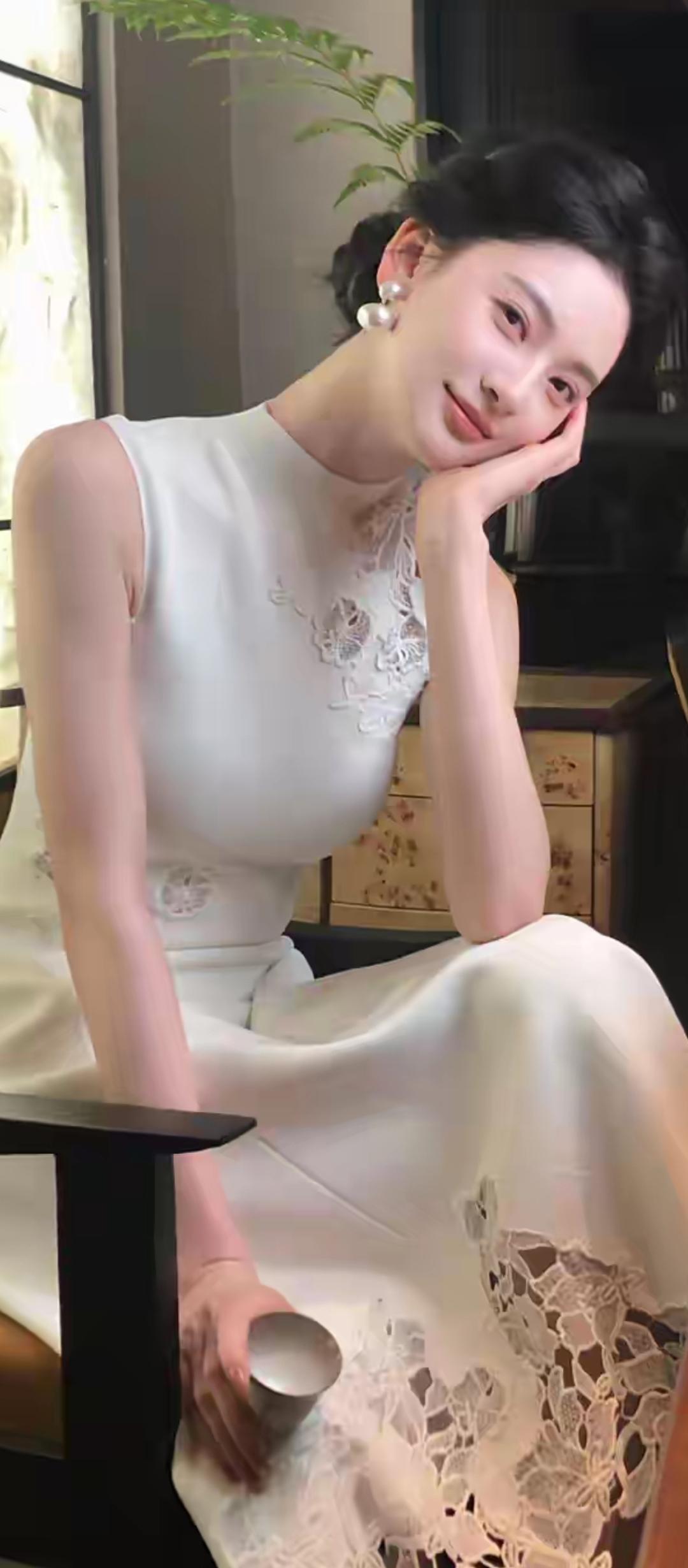 优雅白裙，静谧时光，享受美好。