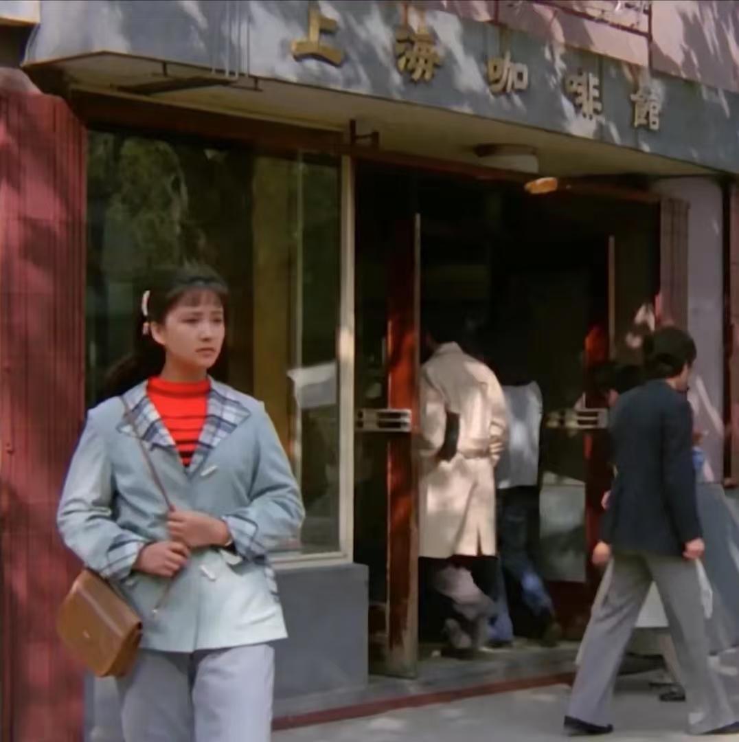 1985年，20岁的何晴在上海街头喝咖啡。那时的穿着很朴素，但放到现在看却非常时