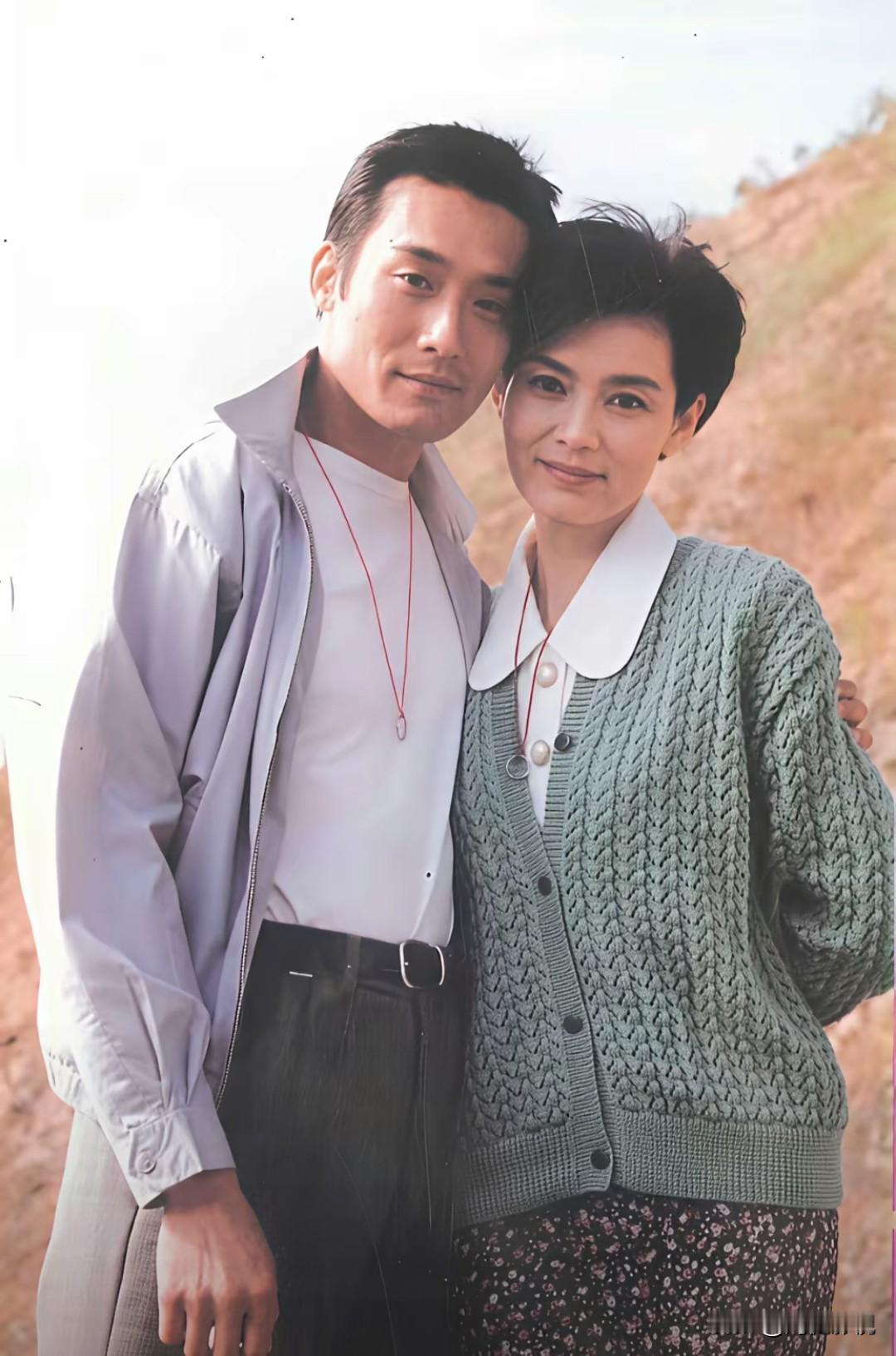 仔细看，那时的潘虹明眸善睐，温婉如莲！而左边这位帅哥是谁？看他疏眉朗目，气宇不凡