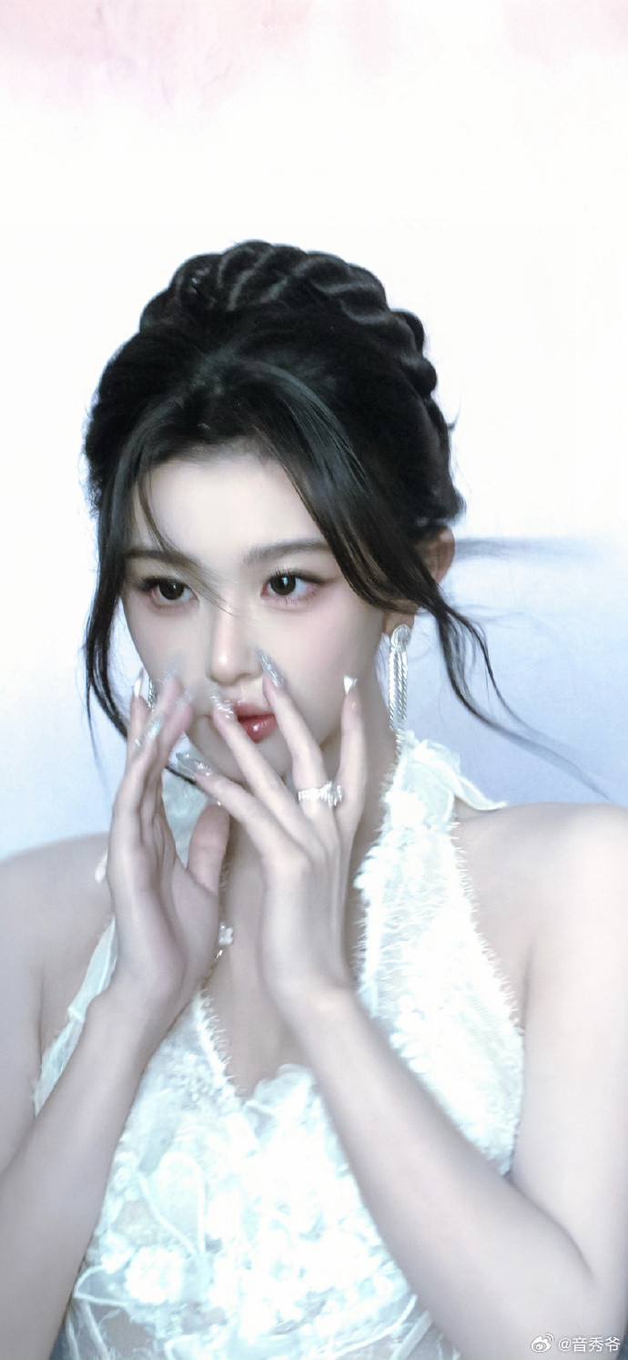 孔雪儿正常情感需求又能怎，现在收心搞事业，重心彻底转向自我提升与职业发展，美女安