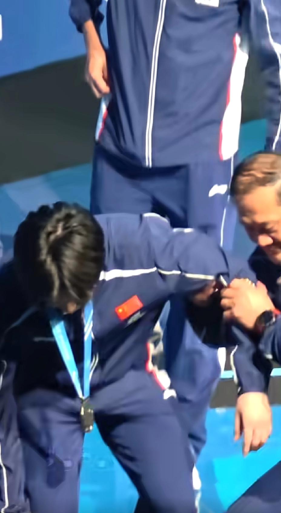 非常喜欢这个“作弊叔”他已经陪了楚钦好几年了在世界杯楚钦夺冠了他会凶猛的拥