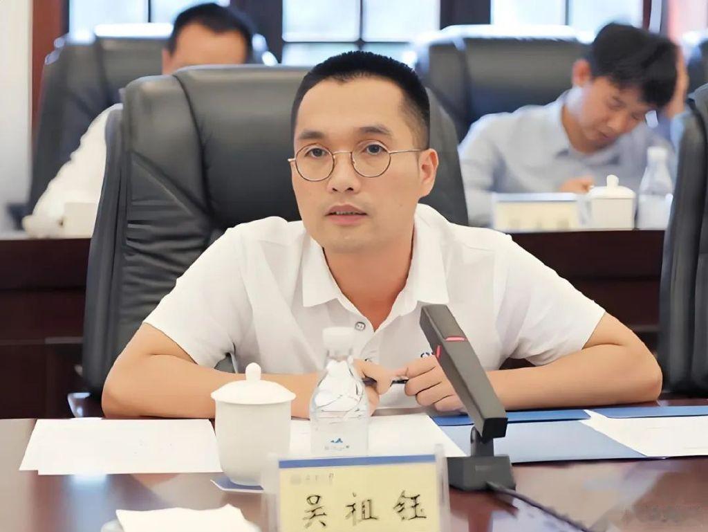 85后吴祖钰成曾毓群最强对手之一, 妻子护航曾代赔百万违约金
