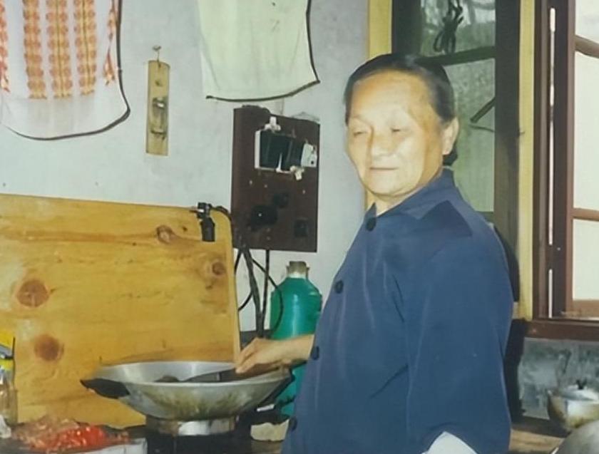 四川成都有位保姆在雇主家做了44年，照料了刘家三代人。某天雇主突然对她说：“高姐