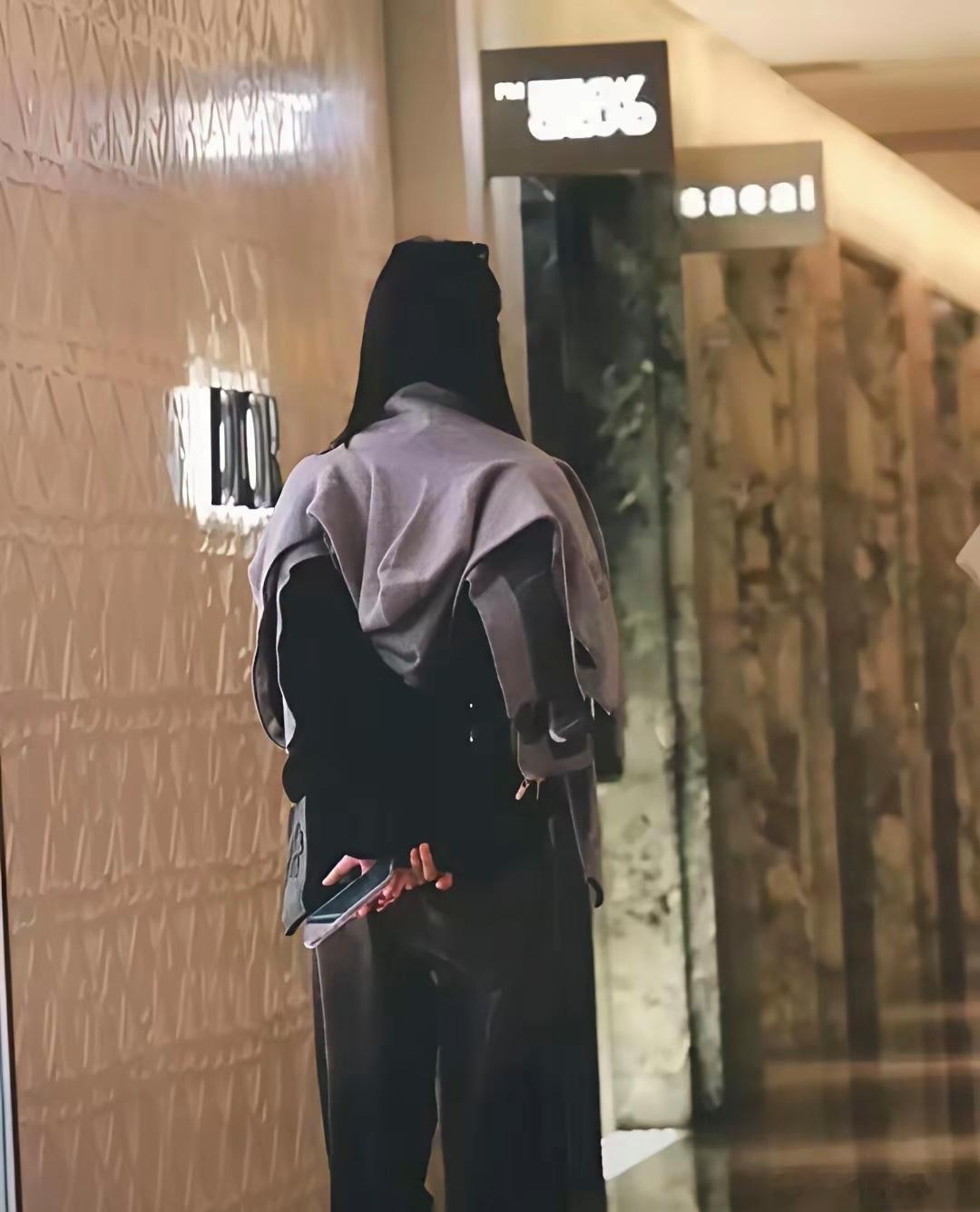 奚梦瑶捂着肚子进私立医院那回，连电梯扶手都攥得发白，这回真不像在镜头前演。前阵子