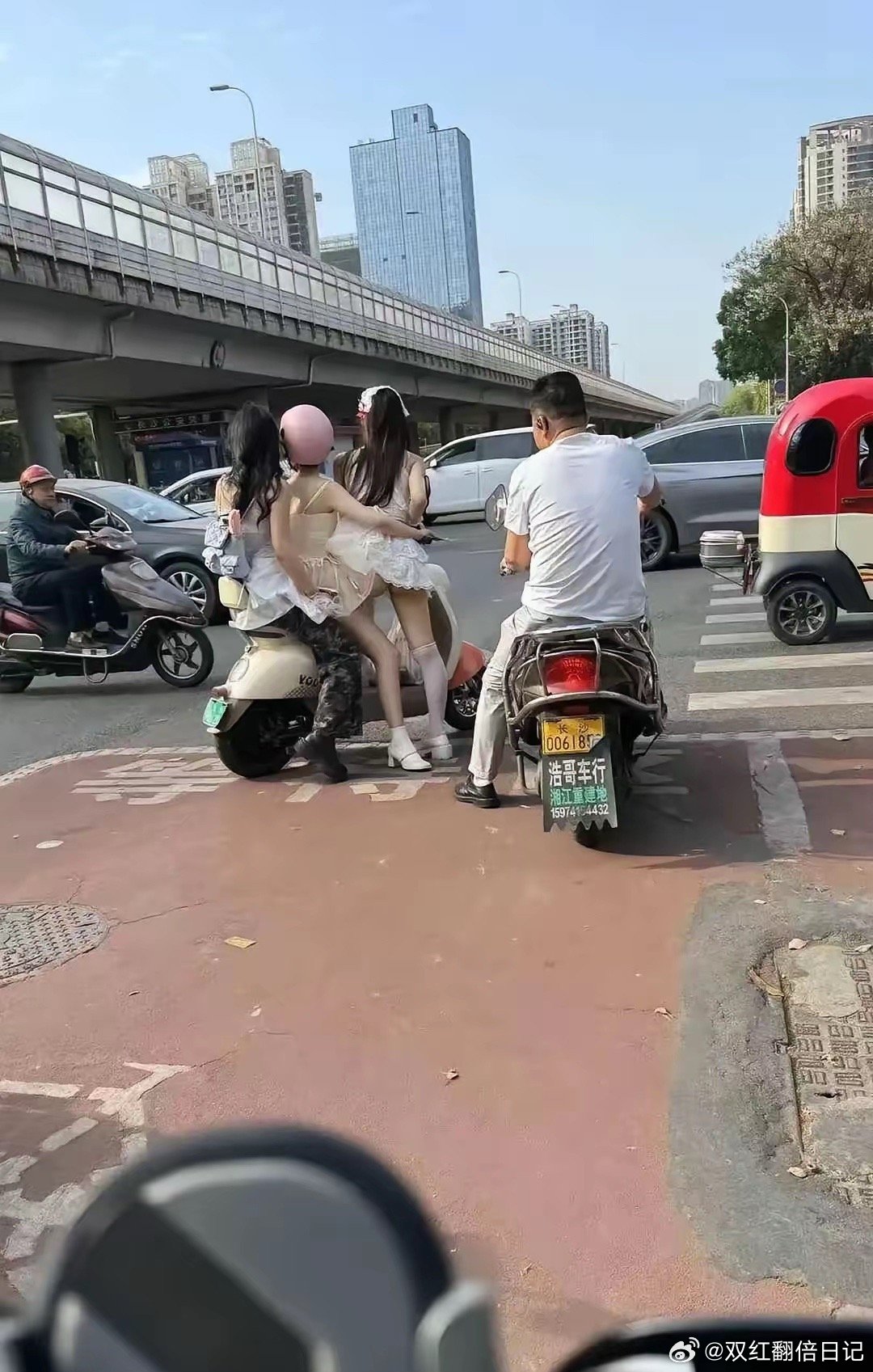 三个人一起乘坐电动车，交警是不让的。