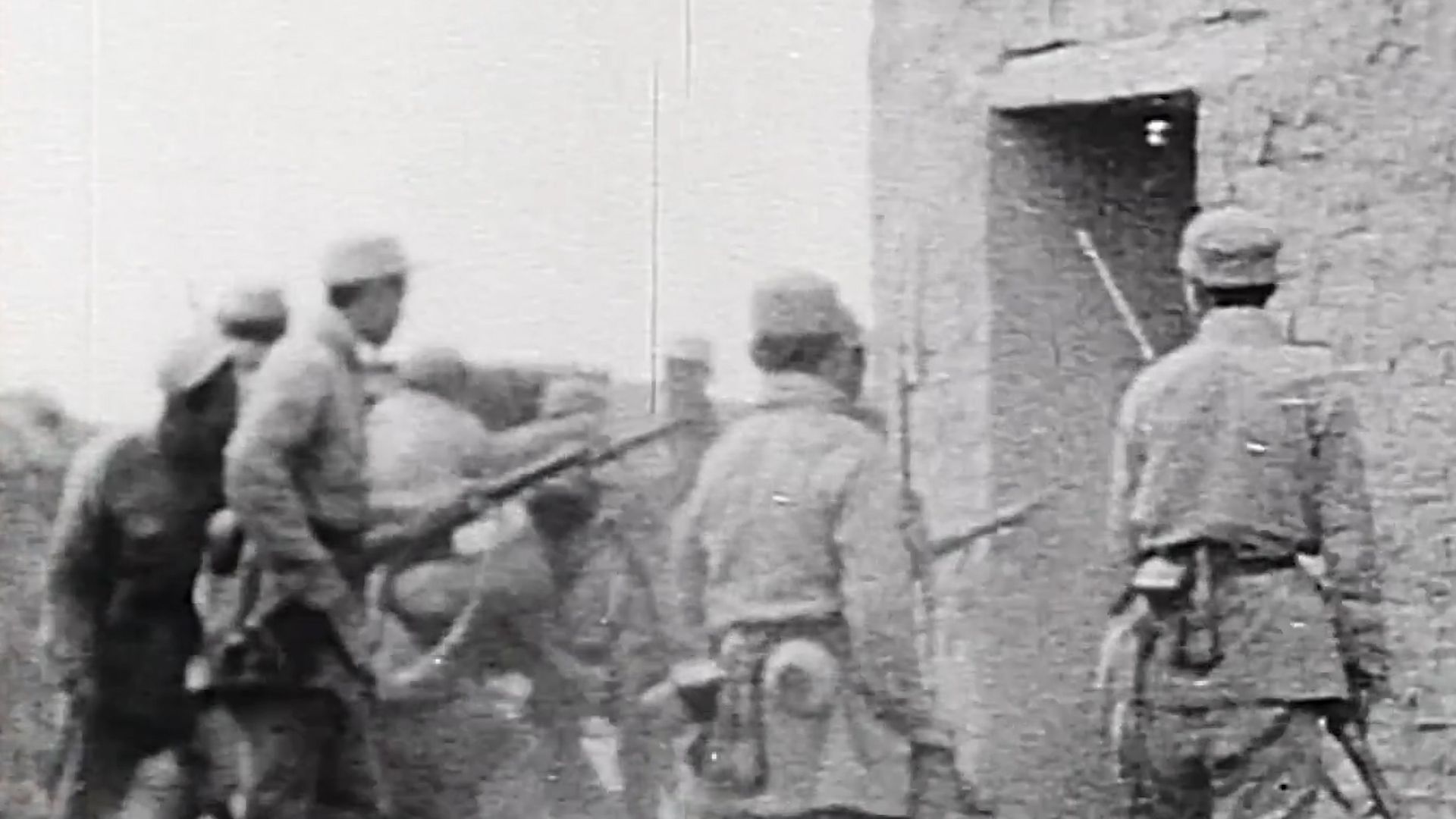 历史影像揭秘!1942年八路军攻占日军岗楼活捉战俘