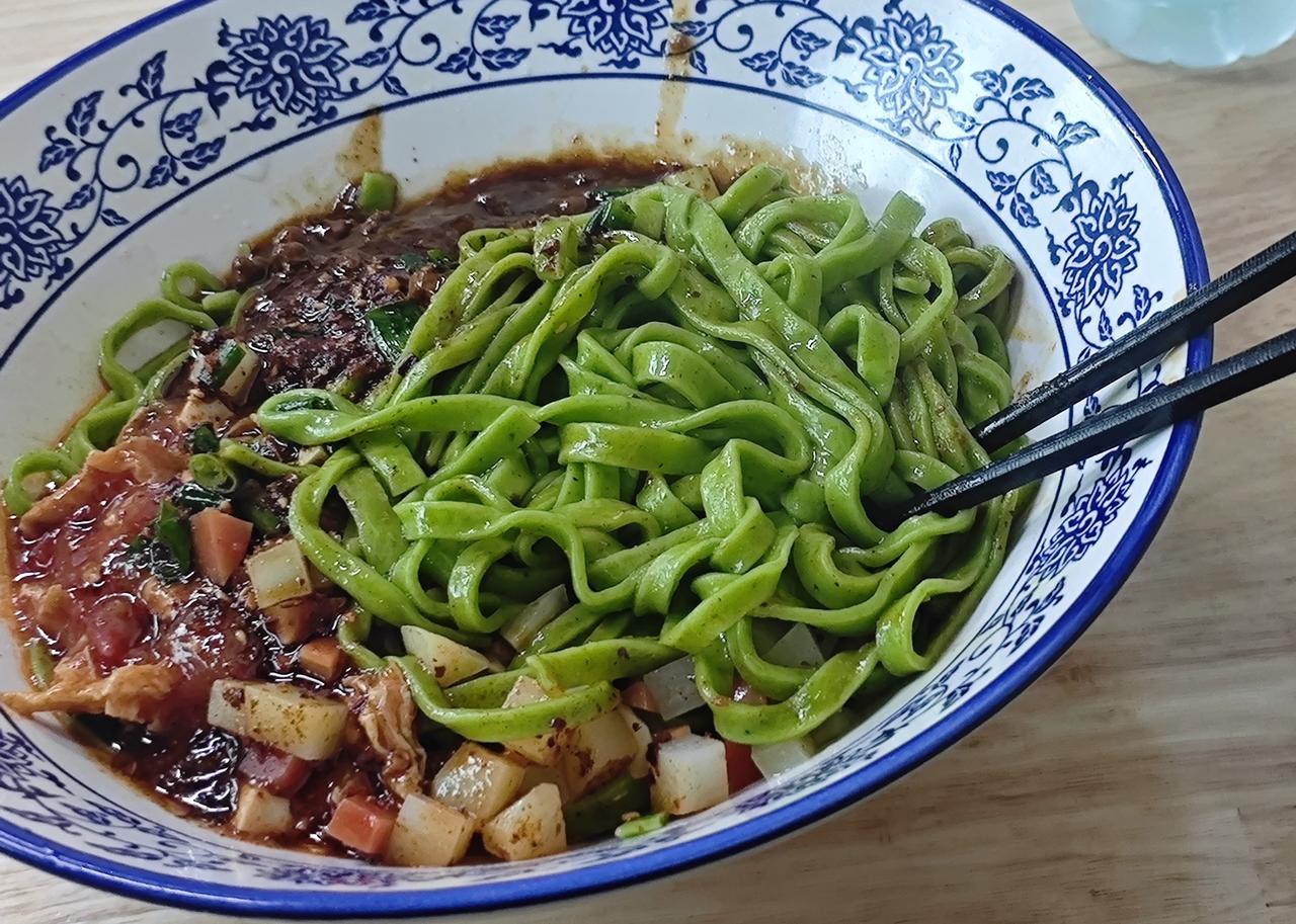 西安碳水｜这碗绿面，谁吃谁爱上✅✅新鲜菠菜榨汁和面，无色素，天然翠绿✅手工擀