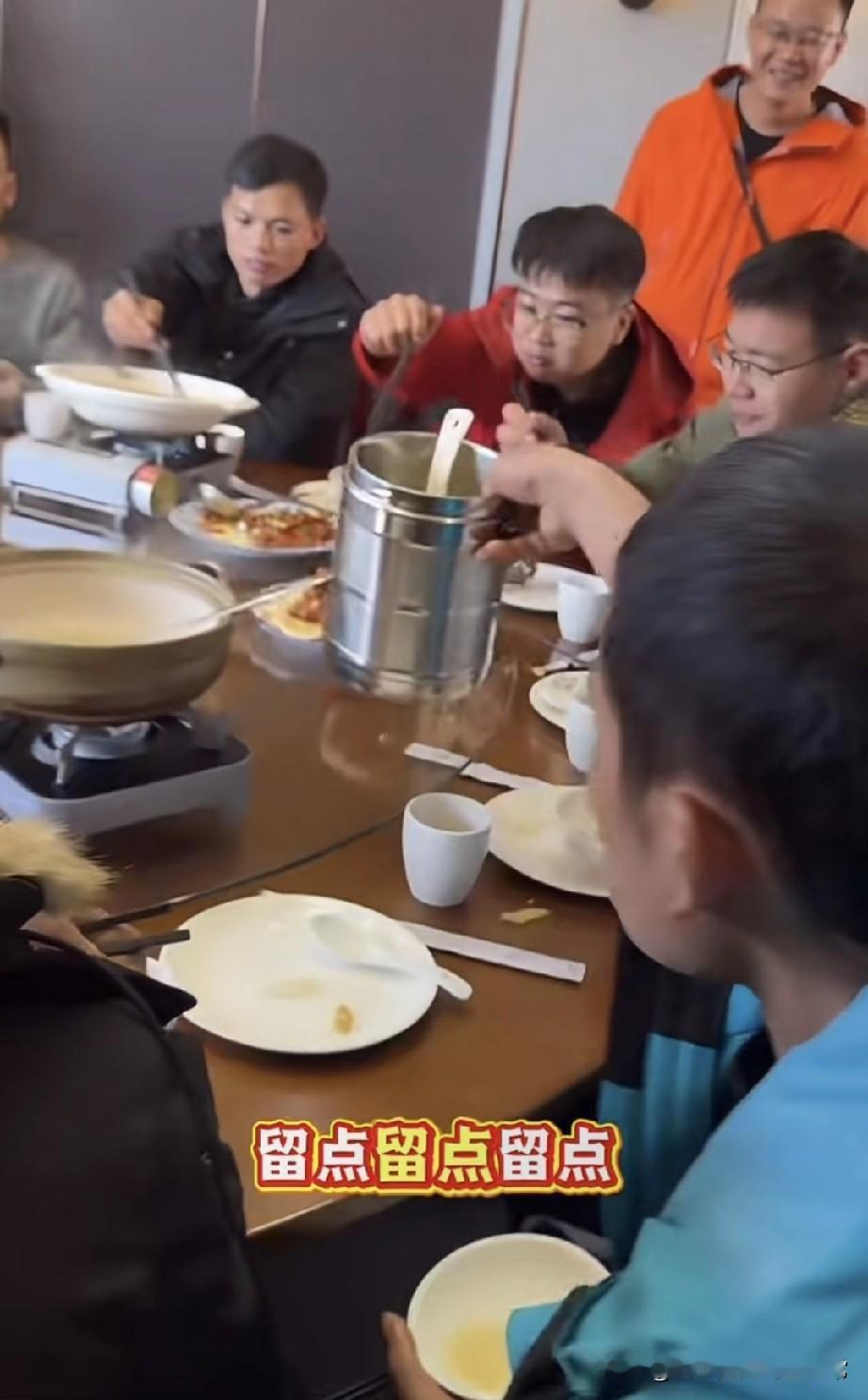 14个荒野选手聚餐：转盘菜刚转半圈就空了一桌子人刚坐下，转盘刚动，有人举着