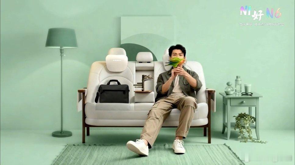 沙发厂上新了日产把N6的后排座椅做成了可以放家里的大沙发，12月上架。不知道会卖