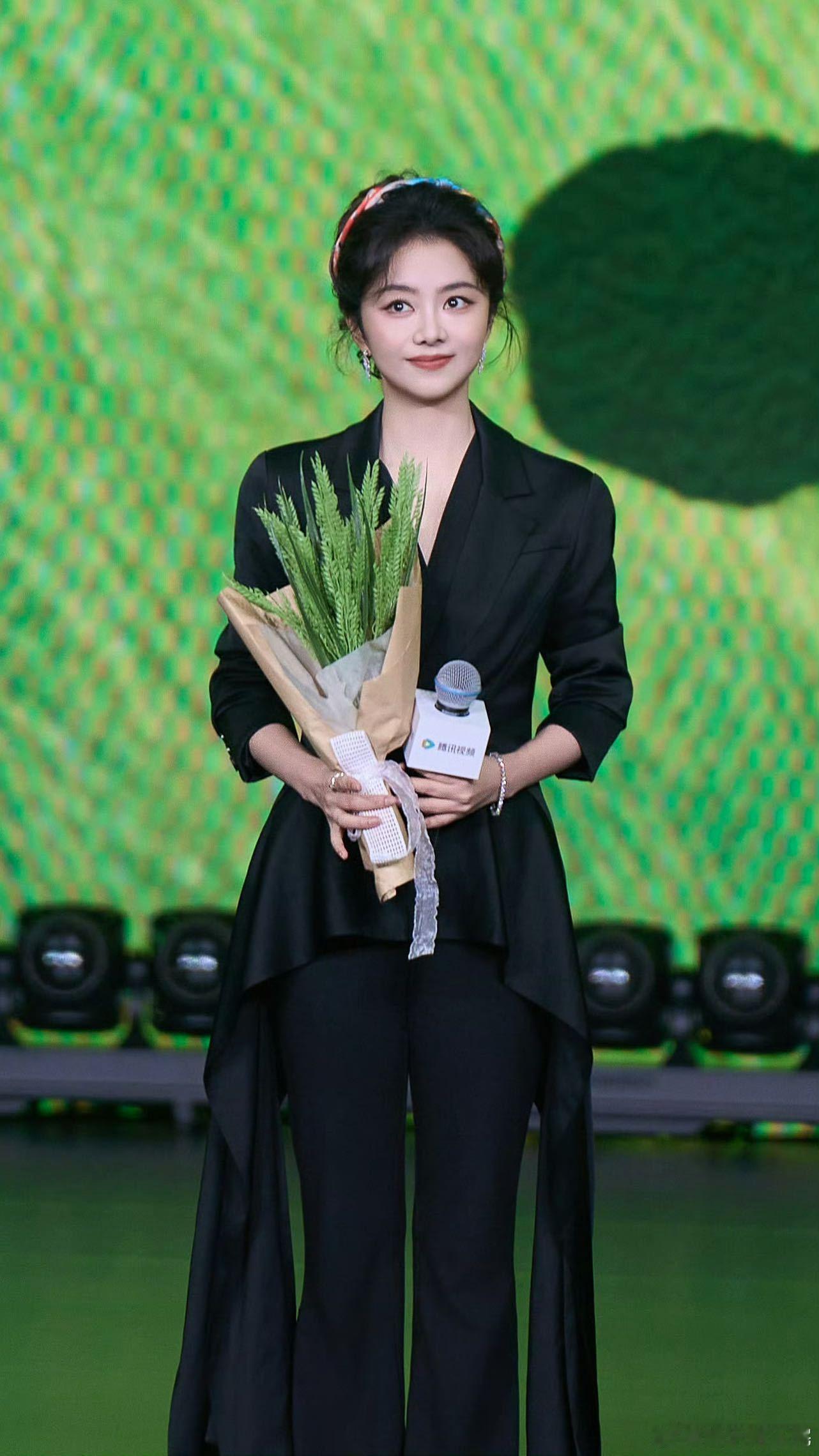 谭松韵一天换乘两部剧宣谭松韵带着两部剧来了腾讯大会兰香如故&春禾之上