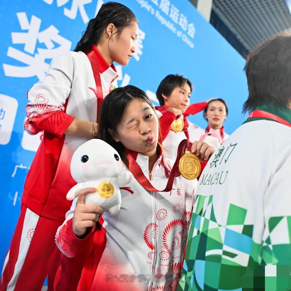 问大家一个问题为什么这么多人喜欢全红婵？其实原因很简单，因为她就是从普通