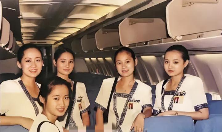 90年代，海南岛航空第一班乘务员的一张留影，记得93年有一张海航宣传画：三个空姐