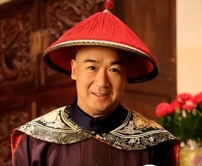 1768年，纪晓岚被流放至新疆，临行之前妻子十分不舍嚎啕大哭：“新疆那地方不种粮