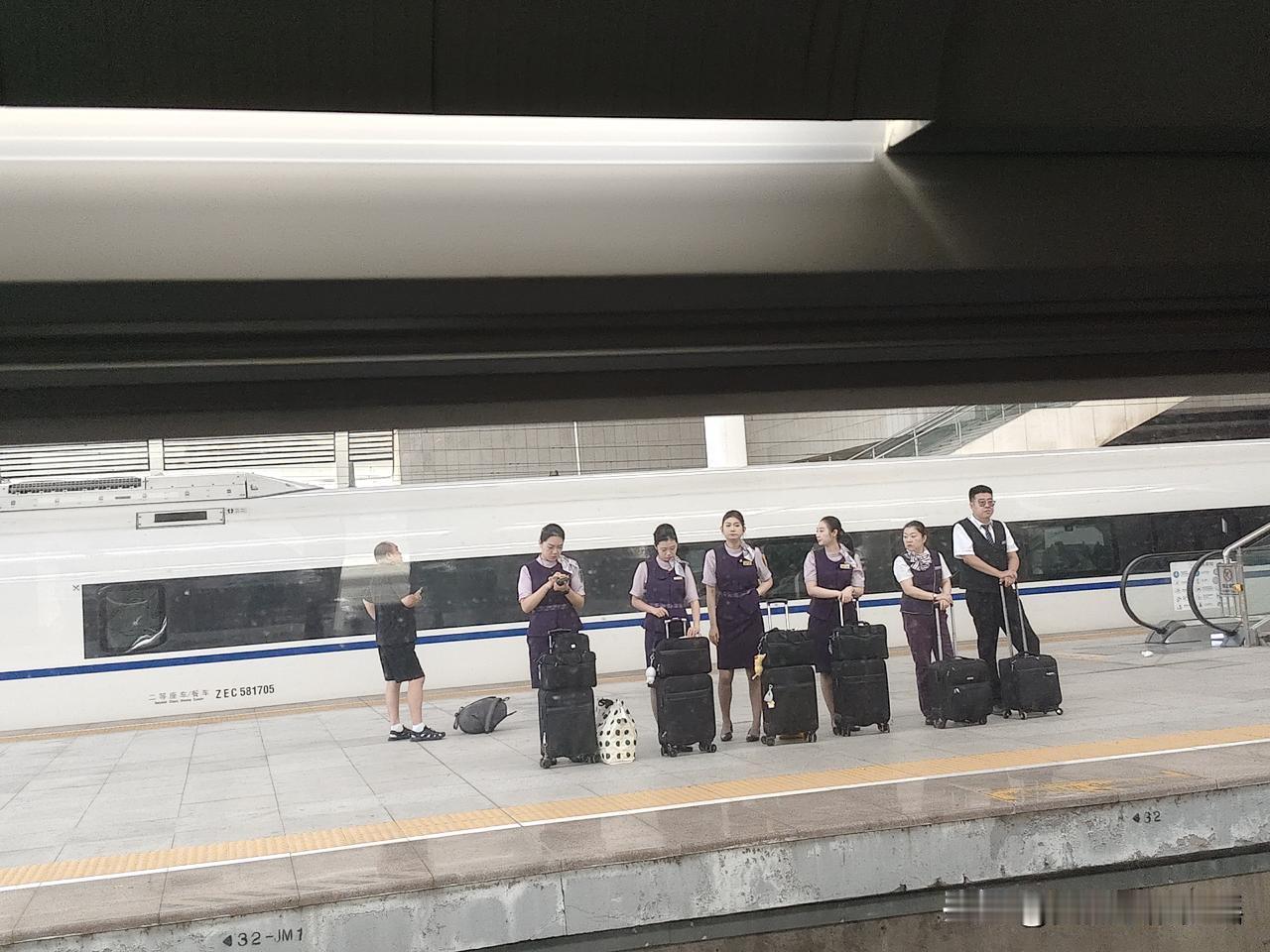 早七点五十左右，在高铁站拍到的，这差不多是乘务员上岗的班前会吧！在高铁上，一