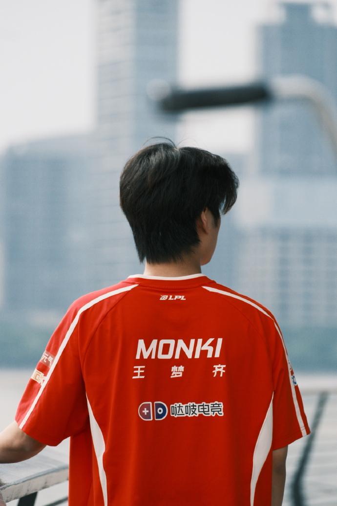 看了WE的语音monki的局势判断真的很准monki就是有很强的局势判断能力，他