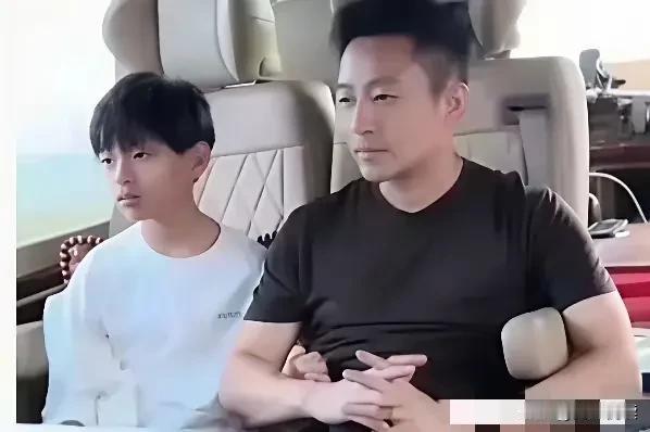 信不信如果汪小菲也给姐弟俩开个账号他俩的热度jue对No.1估计会超过