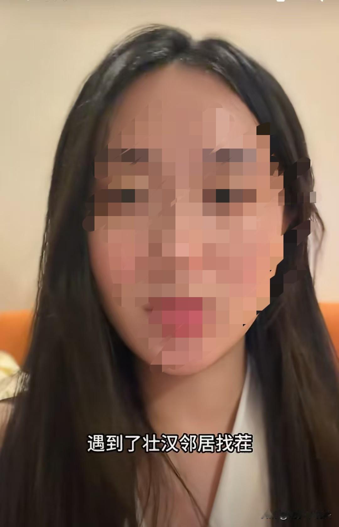 浙江杭州，24岁女子和朋友坐电梯，遇到了找茬的壮汉，他骂女孩，激怒女孩，把女孩拦