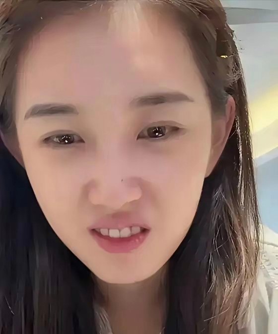 有的人化了妆看着漂亮，有的人素颜就漂亮。这在郭宇欣和翟一莹身上就明显的体现出来了