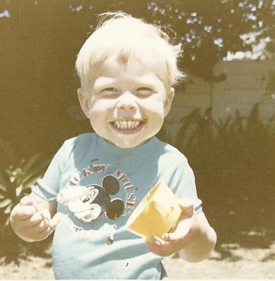 马斯克从小到大都爱笑，他的笑容灿烂又治愈。乐观的人才爱笑，爱笑的人更幸运。笑