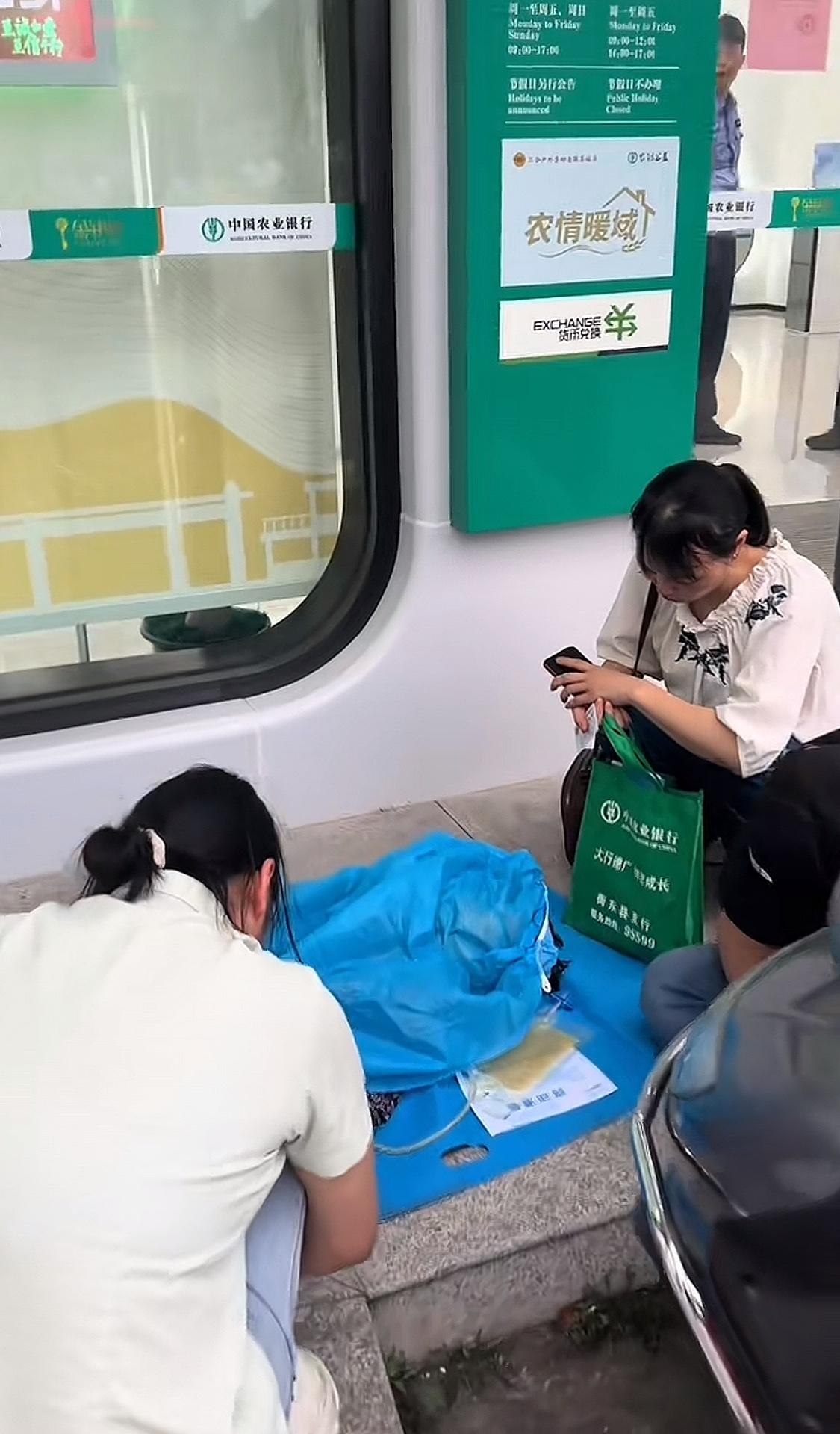 去银行取钱救命结果银行要求要本人去取，抬着担架去银行结果人没了。很戏剧性的一
