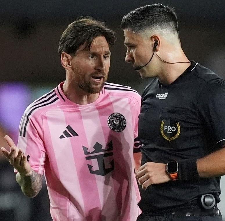 因与梅西在球场上产生激烈争吵，当值主裁判被联盟禁赛5场！在迈阿密国际与洛杉矶