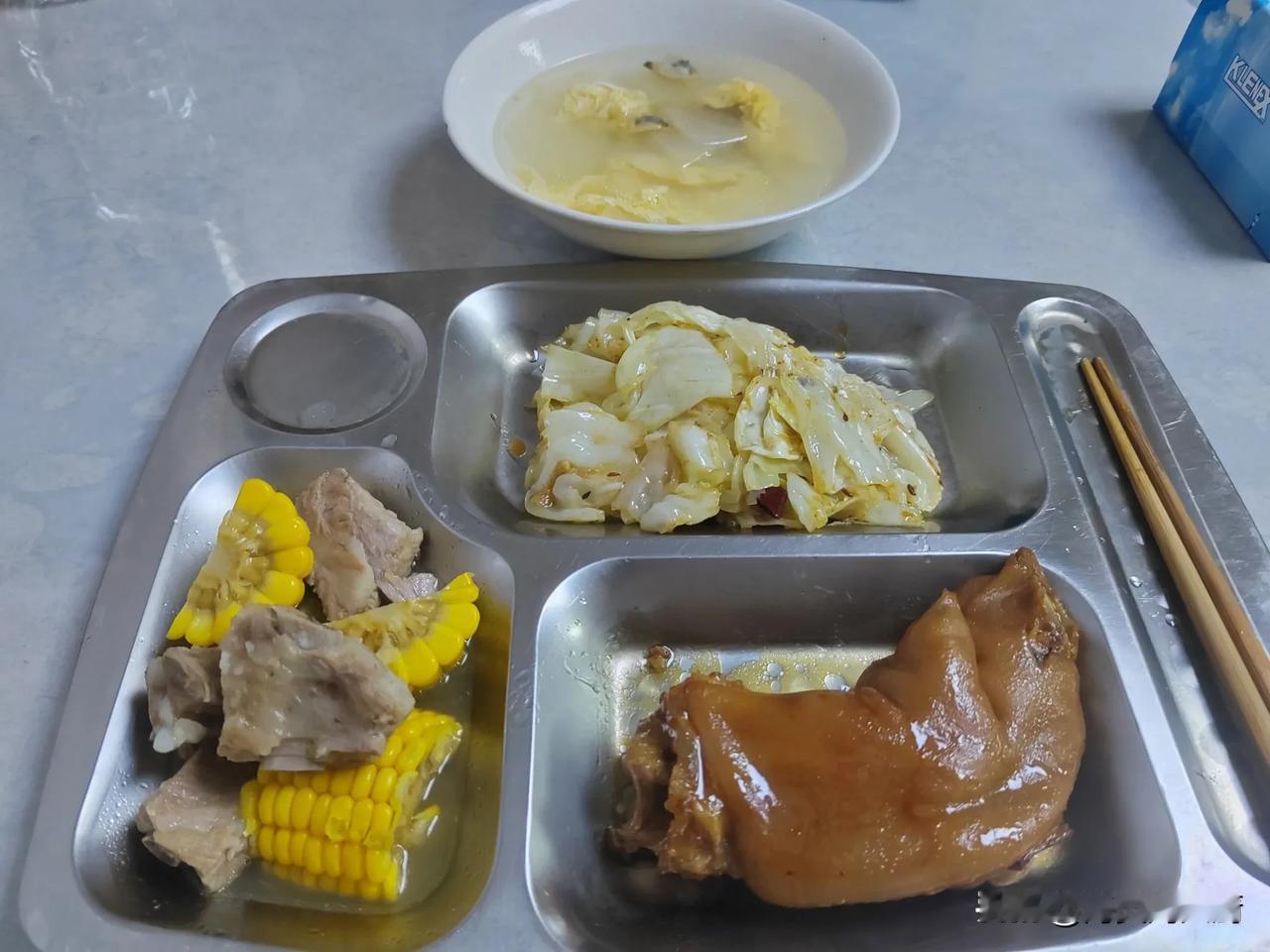 以前跑内贸船的时候，船小，配员也少，总共17名船员，船上没有大台，只有我一个厨师