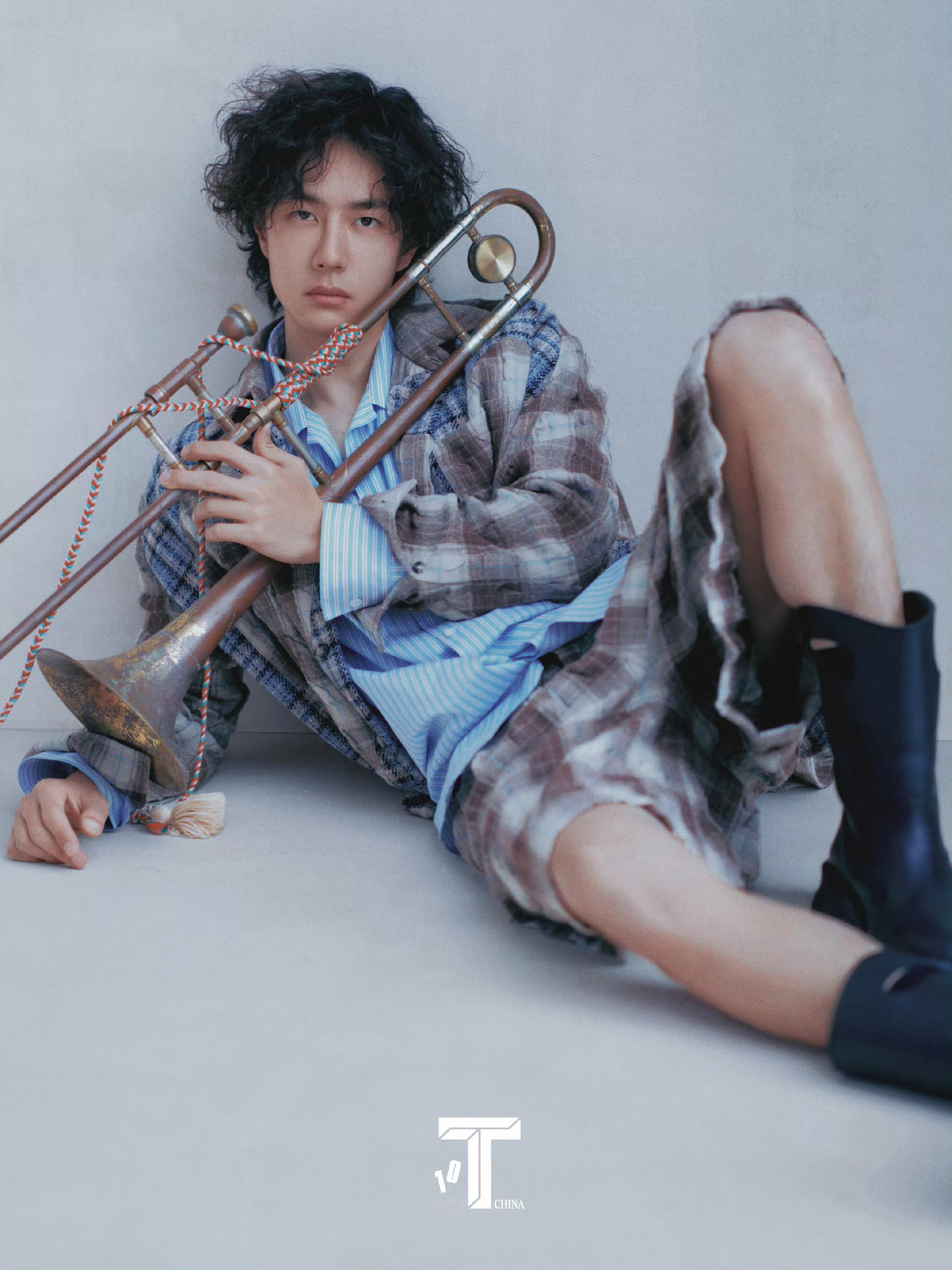 王一博杂志秒罄王一博T锦绣12月刊封面王一博卖的不是杂志，而是在引领时尚潮流！杂