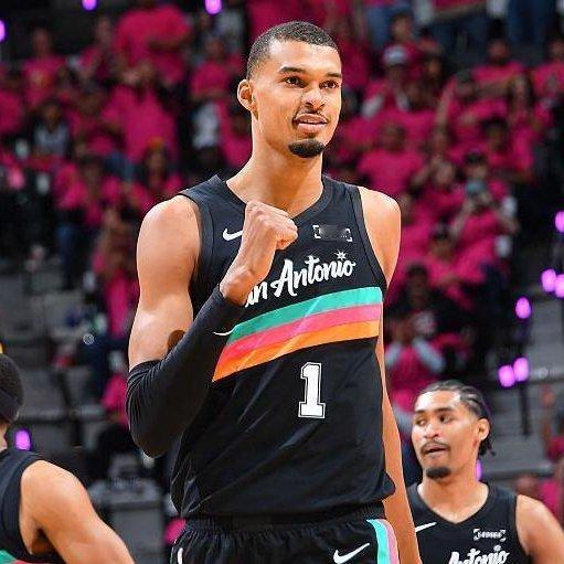 米奇·约翰逊表示，文班亚马将随队前往波特兰。他目前正严格遵守全部脑震荡相关规程，