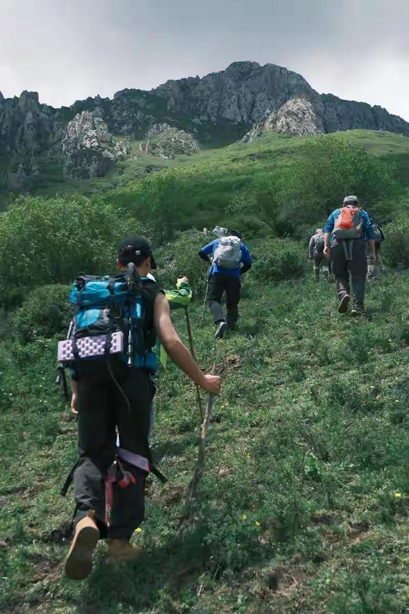 一位朋友喜欢徒步旅行，经常在朋友圈发图文，一帮驴友专门去非景区的野山徒步。非常佩