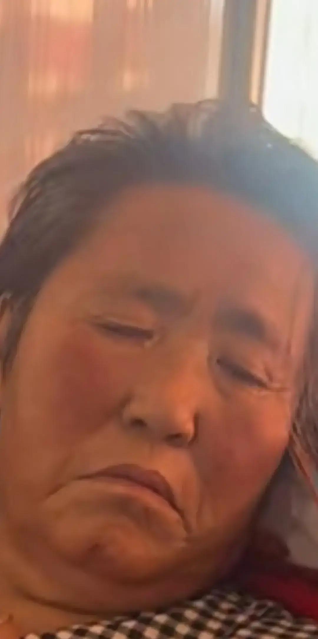 刷里刷到一位女儿说，她妈刚吃完饭说累，躺床上几分钟就没气了。她摸鼻子没呼吸，