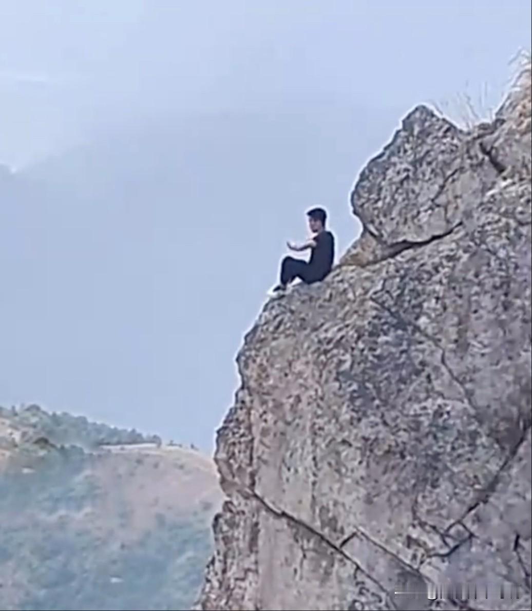 一男子居然坐在悬崖边上练功，光看看就觉得心跳加快！近日，广东有游客拍摄到在银瓶山