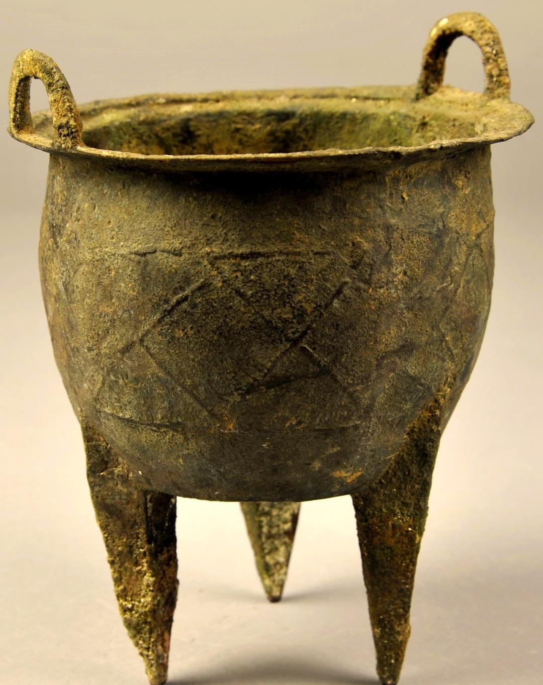 二里头遗址勾勒出的夏朝，是最早的广域王权国家。它不仅拥有中轴线布局的宫殿群、成组