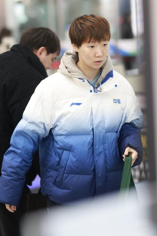 刚看完张继科的分析，后背有点发凉。原来王曼昱打孙颖莎，压根就不是想跟她好好打球