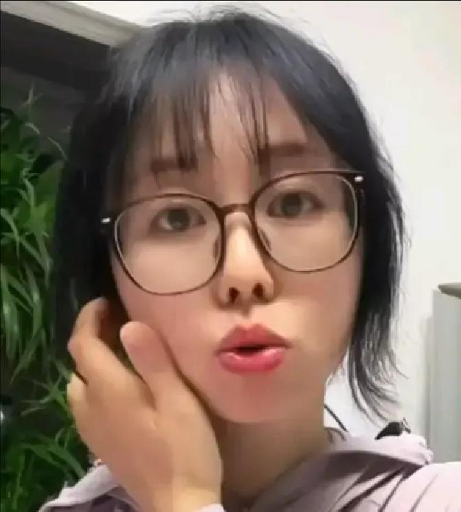 田静今晚又开播，镜头里她拿剪刀咔嚓两下，刘海就贴在脑门上。她说前天刚洗头，自己