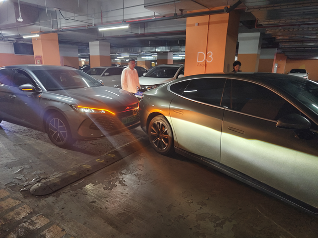小鹏自动泊车翻车，直接撞上静止后车事情是这样，2024年10月20日下午，在南